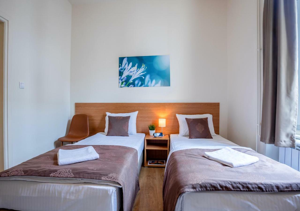 Booking En Suite Белград Экстерьер фото