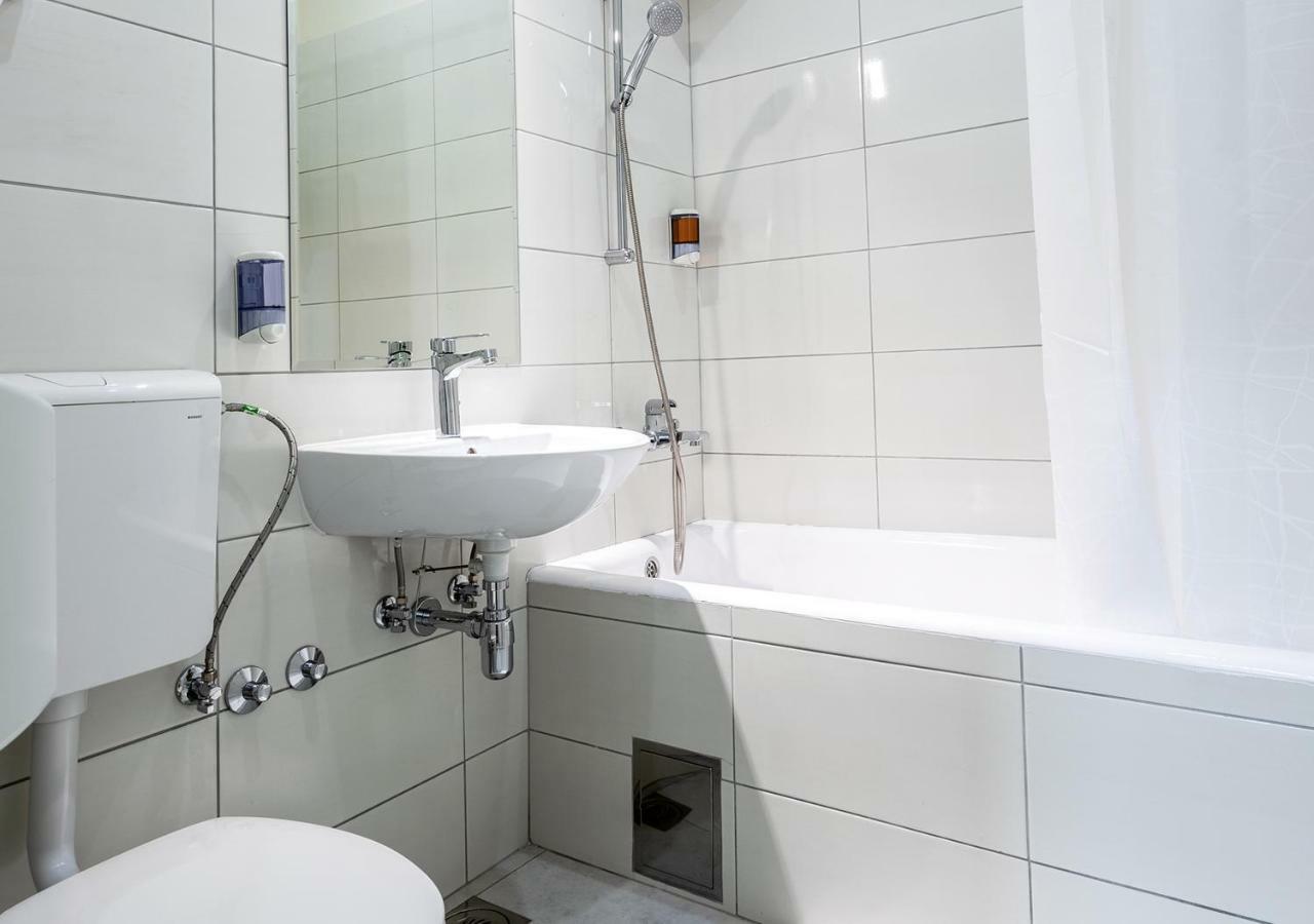 Booking En Suite Белград Экстерьер фото
